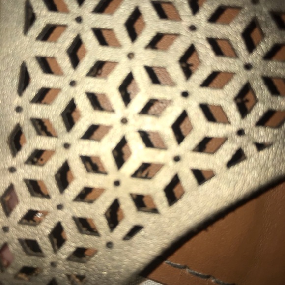 Super Cute golden sandals size 7 - Picture 2 of 2